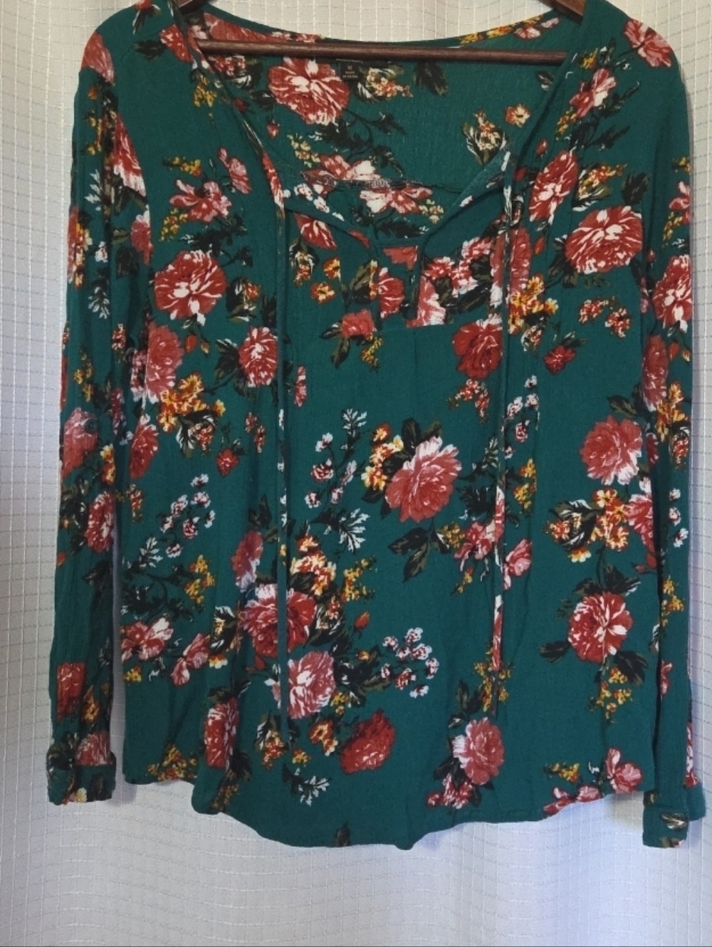 Suzanne Betro Womens Long Roll Tab Sleeve Top Size Med Green Floral Keyhole Tie